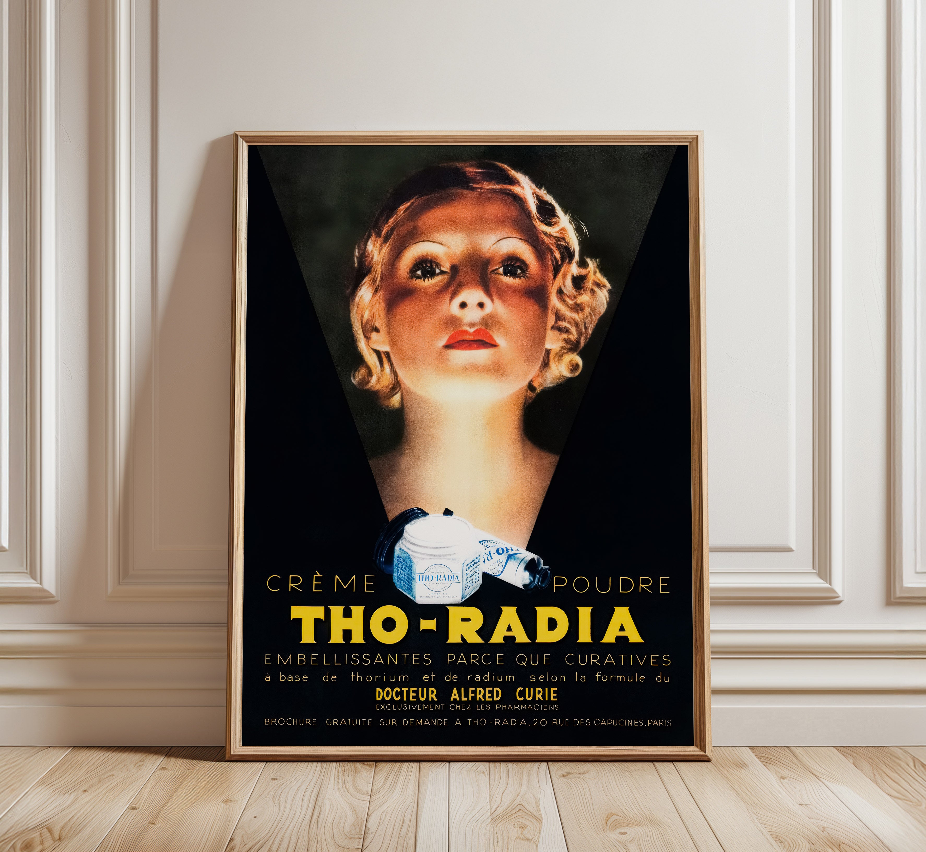 Tho-Radia 1930s French beauty advertisement featuring a dramatically illuminated woman with vintage cream and powder packaging.